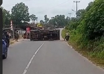 Sopir Banting Setir Hindari Mobil Berlawan Arah, Truk Bermuatan Pasir Terguling di Jalan Ganet