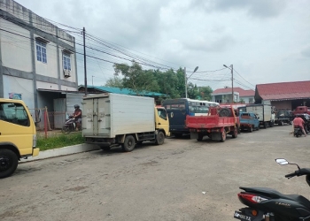 Antrean Solar Berjam-jam Mewarnai Sejumlah SPBU di Tanjungpinang, Mobil Mengular Sekitar 1 Km