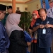 Bentuk Apresiasi Kinerja, Rahma Serahkan Satu Stel Baju Kurung Seragam dan ID Card untuk RT RW