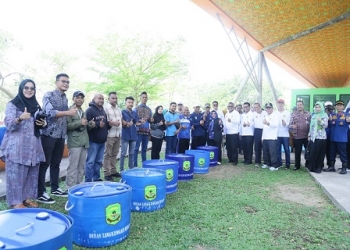 Wujudkan Tanjungpinang Bersih, Rahma Salurkan Tong Sampah dan Baju Seragam Kebersihan
