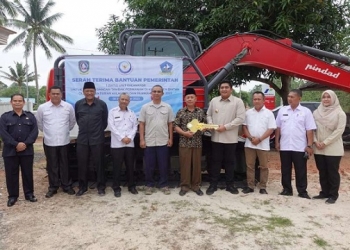 Tingkatkan Pemberdayaan Masyarakat Pesisir, Bupati Roby Serahkan Bantuan Bibit Ikan dan Excavator