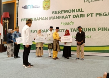 Terus Berbagi, Pj Wako Hasan dan PT Pengadaian Serahkan Bantuan secara Simbolis
