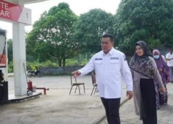 Ronny Kartika Tinjau Implementasi Aplikasi si Cantik di SPBU Nelayan Kawal
