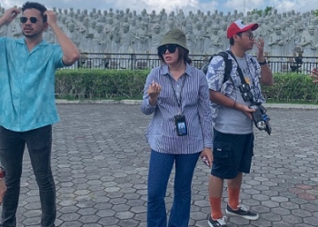 Para Wisatawan Kagum Melihat Keindahan Seni Vihara Patung Seribu di Tanjungpinang