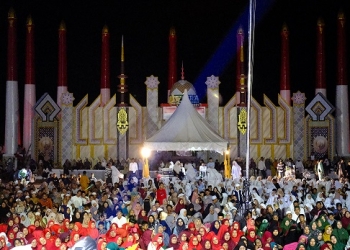 Manifestasi Rasa Syukur Ribuan Masyarakat Karimun Membanjiri Tabligh Akbar yang Dihadiri Gubernur