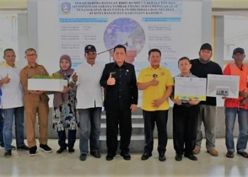 Meningkatkan Hasil Perikanan dan Budidaya Rumput Laut di Batam, Ansar Serahkan Beragam Bantuan