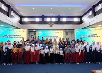 Serahkan Penghargaan Gerakan Budaya Gemar Membaca, Augus Ajak Masyarakat Giat Kunjungi Perpustakaan