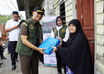 Kunjungi Warga Miskin & Rentan, Kejati Kepri Lakukan Penyuluhan Pelayanan Hukum dari Rumah ke Rumah