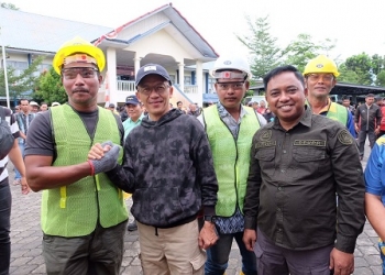 Mendorong Kegiatan Padat Karya, Hasan Salurkan Bantuan Sarana dan Prasarana