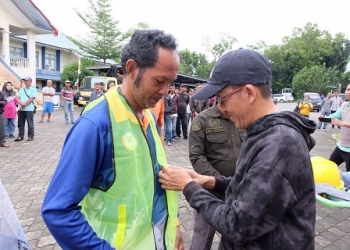 Salurkan DID, Hasan Serahkan Peralatan Pendukung ke Kelompok Swadaya Masyarakat