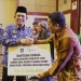 Ansar Serahkan Bantuan Sosial UEP dan Beras kepada Masyarakat Tanjungpinang dan Bintan