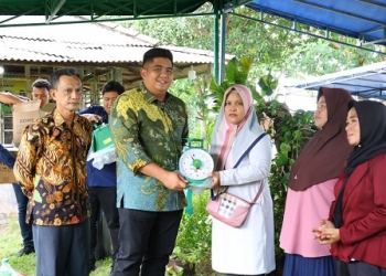 Roby Serahkan Bantuan Timbangan Analog ke 10 Kelompok Usaha