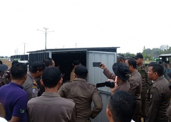 Jadi Kawasan Steril Bagi Pedagang, Satpol PP Tertibkan Lima Konteiner Jualan di Tugu Sirih Gurindam