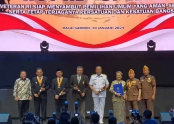 Gubernur Ansar Terima Anugerah Bintang Legiun Veteran