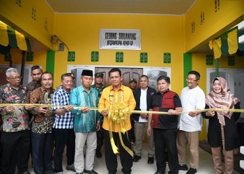 Resmikan Pemanfaatan Jalan dan Gedung Pertemuan, Ansar Serahkan Bantuan untuk Nelayan Anambas