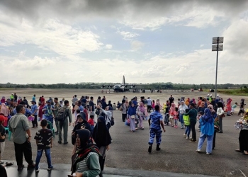 Ribuan Masyarakat Tanjungpinang Menyaksikan Manufer Pesawat Skadron Udara I di Bandara RHF