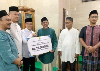 Serahkan Hibah untuk 8 Masjid dan Surau, Hasan Salurkan Bantuan saat Safari Ramadan di Sei Jang