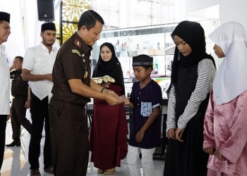 Upaya Memenuhi Hak Anak dan Bukti Identitas Resmi, Kajati Kepri Serahkan 1500 KIA di Tanjungpinang
