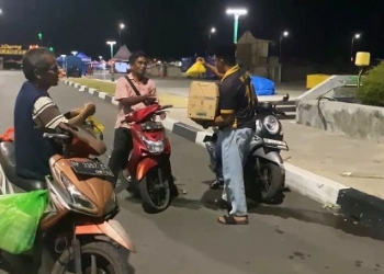 Indahnya Berbagi di Bulan Ramadan, Komunitas Futsal Volcano Bagikan Paket Makanan Sahur ke Warga