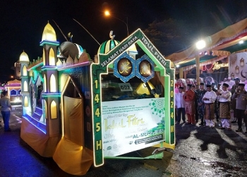 Dimeriahkan Ribuan Masyarakat Karimun, Bupati Rafiq Lepas Peserta Festival Kendaraan Hias Malam Takbir