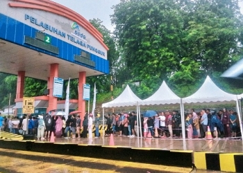 Arus Balik Mudik Lebaran, Penumpang Mulai Padati Pelabuhan Roro Tanjung Uban dan Batam Sejak Pagi