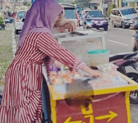 Cerita Gadis Cantik Penjual Rujak di Jalan Tugu Pahlawan, Penghasilannya Rp400 Ribu per Hari