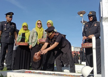 Peringati Bhakti Pemasyarakatan, Kanwil Kemenkumham Kepri Berziarah dan Tabur Bunga di TMP