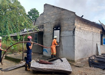 Diduga Terjadi Korsleting Listrik, Satu Rumah Warga Kampung Banjar Ludes Terbakar