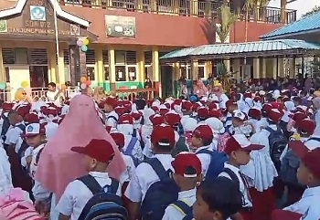 Antusias Murid Baru SDN 012 Tanjungpinang Timur Ikuti MPLS Hari Pertama
