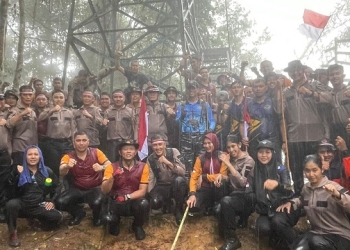 Semarak HUT RI ke-79, Kapolres Bintan Kibarkan Merah Putih di Gunung Bintan