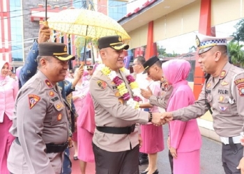 Tradisi Pedang Pora Sambut Kedatangan Kapolres Karimun yang Baru