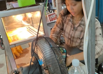 Cris, Si Cantik Penjual Kue Risoles di Depan Swalayan Zoom Jalan Pramuka