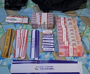 Sekali Cetak 12000 Lembar Pecahan Rp100 Ribu, Polisi Gerebek Rumah Produksi Uang Palsu