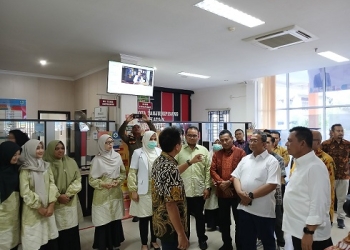 Kunjungi Tanjungpinang, Menkes Budi Puji Puskesmas Batu 10 Bersih dan Rapi