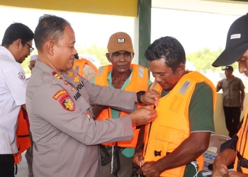 Peduli Keselamatan Nelayan, Satpolairud Polres Karimun Bagikan Life Jacket