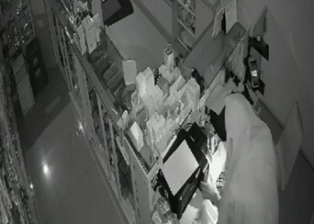 Terekam CCTV, Aksi Nekat Maling Bobol Apotek Hanya Dapat Uang Recehan