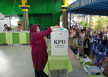 Jalan Bersama Suami dan Anak-anak, Rahma Selesai Mencoblos di TPS 34