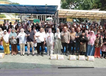 Dorong Pengembangan Wisata Penyengat, Mayjen Rio Firdianto Bagi Sembako ke Warga