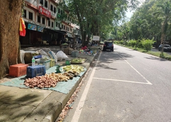 Sepi Pembeli Dagangan Sering Busuk, Pedagang Pasar Sore Buka Lapak di Trotoar