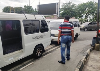 Pajak Mati Tak Bisa Daftar MyPertamina, Mobil Angkot Memilih Isi Bensin Botolan