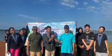 Peduli Lingkungan, GMKI Komisariat Ayub dan Hima Manajemen UMRAH Gelar Gotong Royong di Pantai Hj Ungar